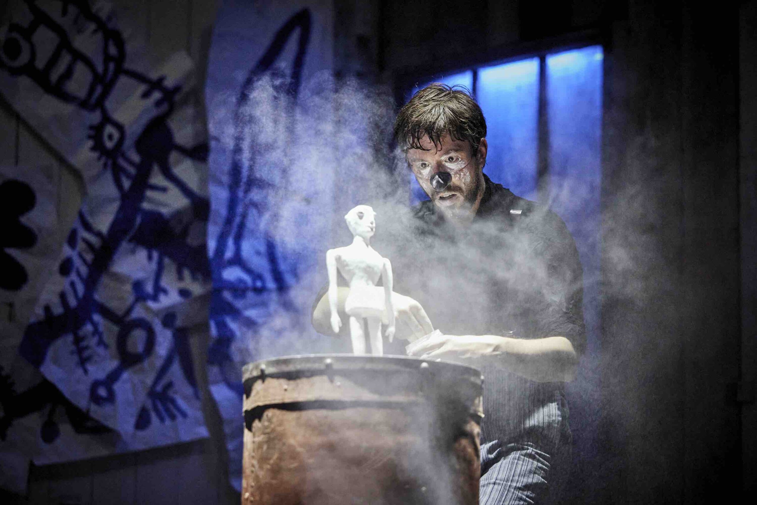 Une artiste expose ses objets de papier découpé à Saint-Jean-de-Luz